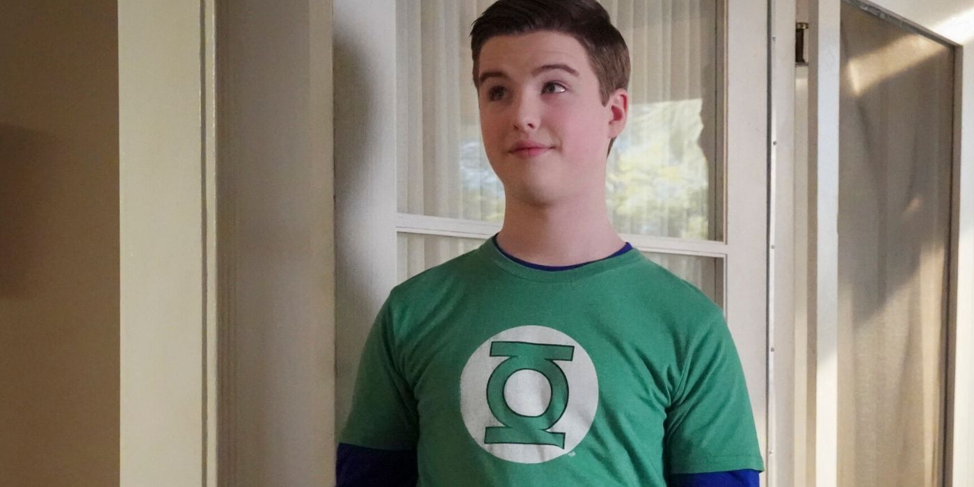 Sheldon Cooper (Iain Armitage) con una camiseta de Linterna Verde en El joven Sheldon