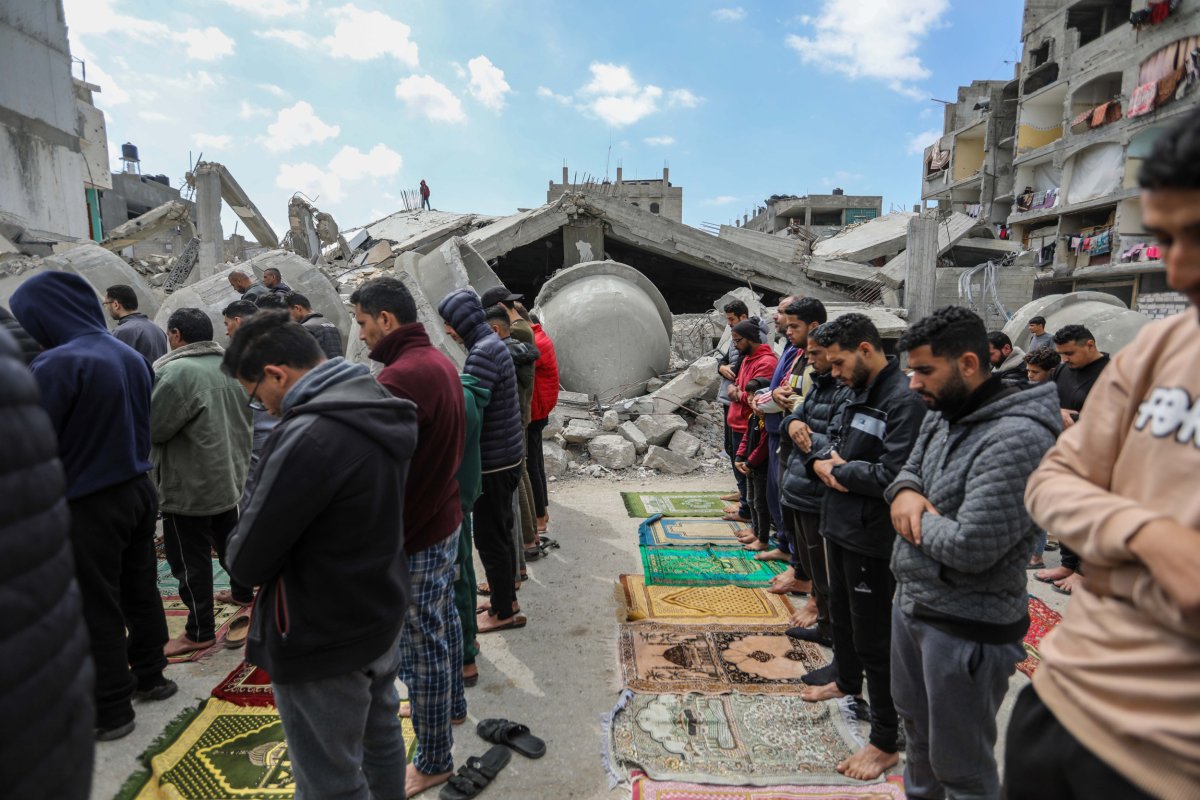 Palestinos rezan en la mezquita destruida de Rafah, Gaza