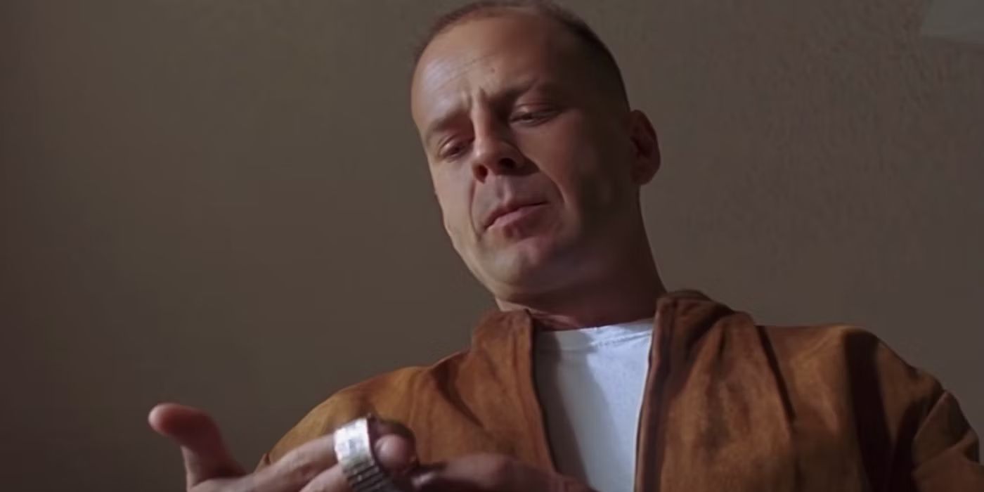 Bruce Willis como Butch sosteniendo su reloj en Pulp Fiction