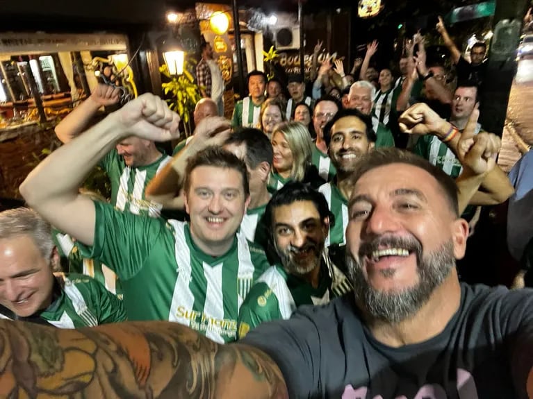 A group of Canadian tourists lived an unforgettable soccer experience at the Banfield stadium.  (Photo: TN)