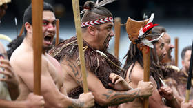 Tribu maorí presenta demanda a casa de subastas de élite