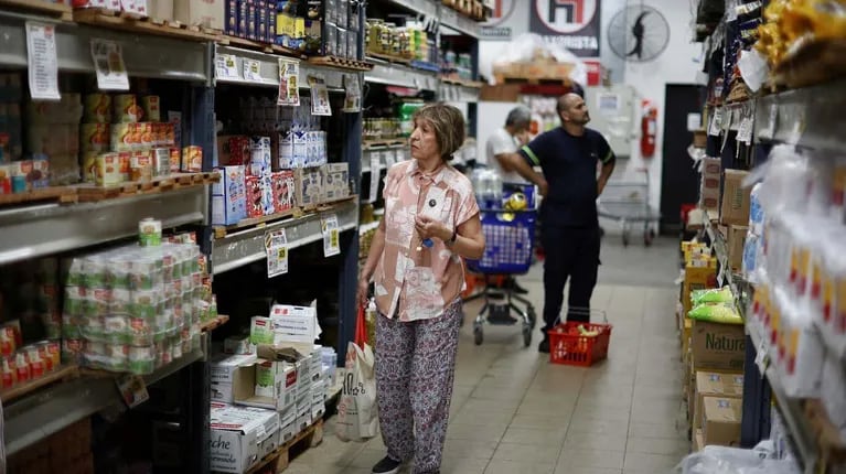 Aggressive promotions are only carried out in large supermarkets, but INDEC surveys prices in all types of stores.  (Photo: Reuters).