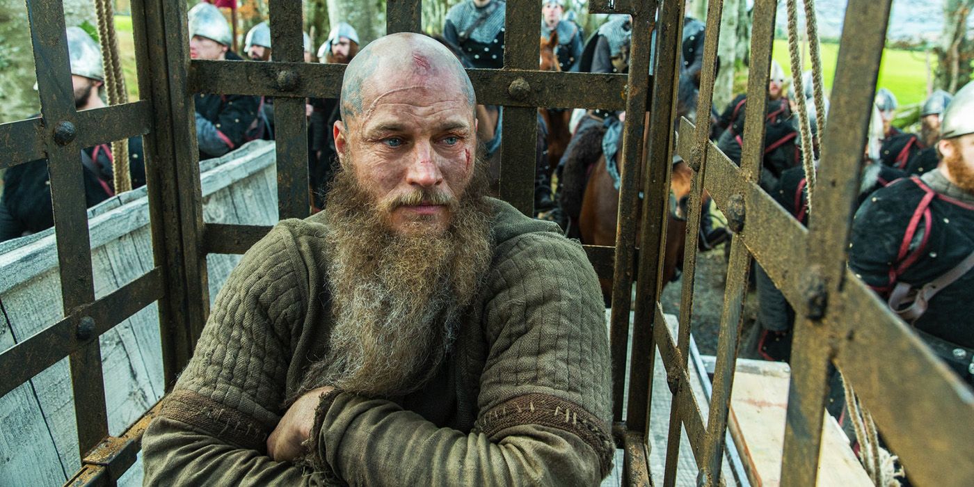 Vikingos Ragnar transportados en una jaula.