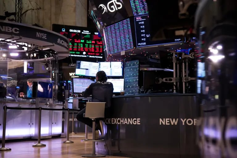 Un comerciante trabaja en la Bolsa de Valores de Nueva York (NYSE) en Nueva York, EE. UU., el lunes 4 de diciembre de 2023dfd