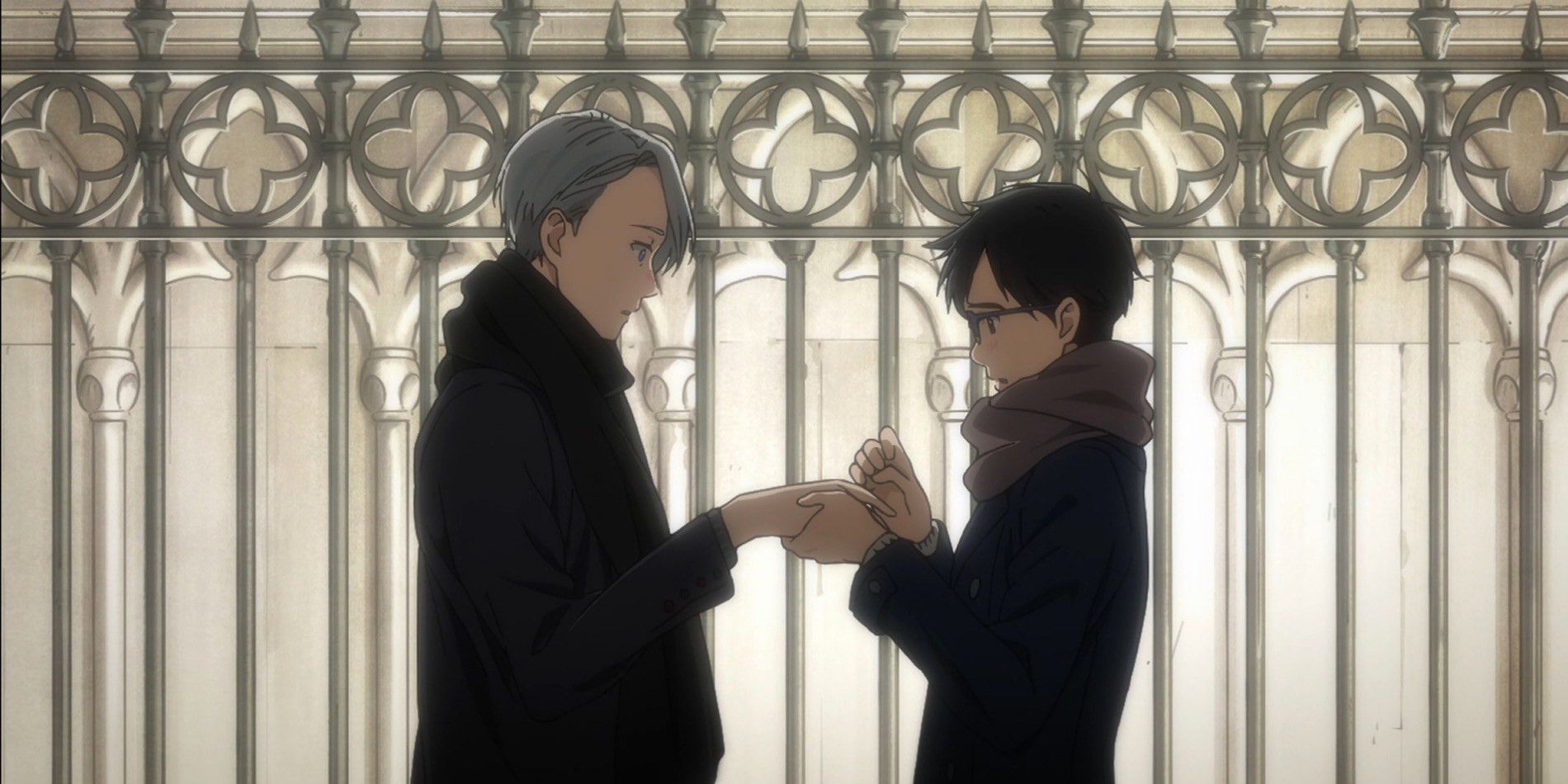 ¡¡¡Una captura de pantalla de Yuri !!!  Serie de anime On Ice de Yuri y Viktor parados frente a una puerta tomados de la mano.