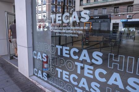 BANCOS HIPOTECARIOS DE ESPAÑA: MADRID, 01/08/2022.- Publicidad en los escaparates de entidades bancarias del centro de Madrid.  EFE/Emilio Naranjo