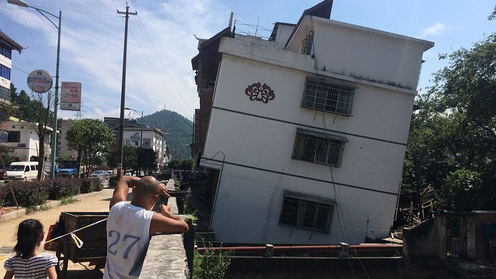Los residentes observan cómo los edificios se hunden y se inclinan en la provincia china de Guangxi.