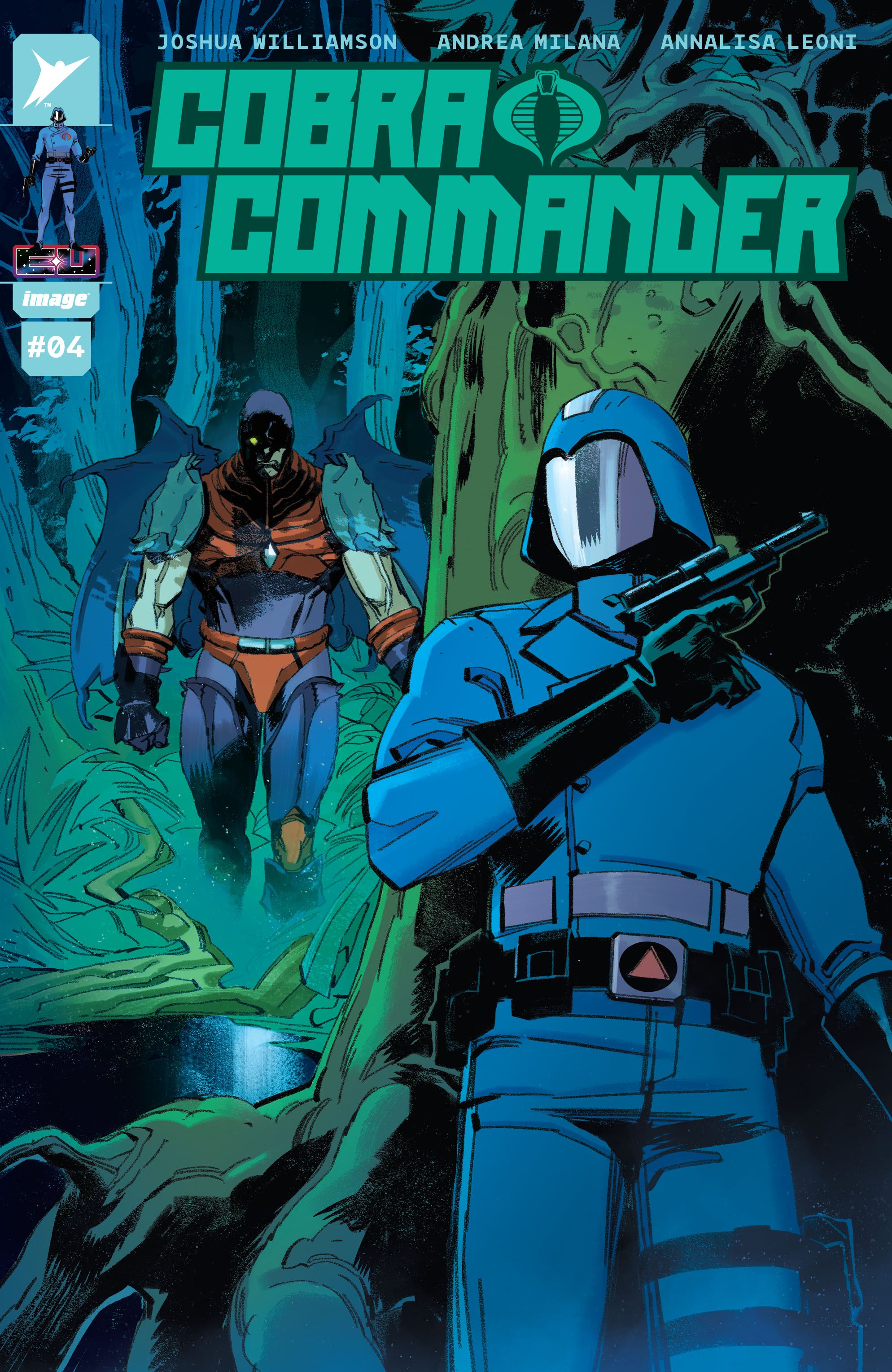 Cobra Commander #4 Portada de Andrea Milana, el Comandante escondido detrás de un árbol mientras Nemesis Enforcer acecha hacia él