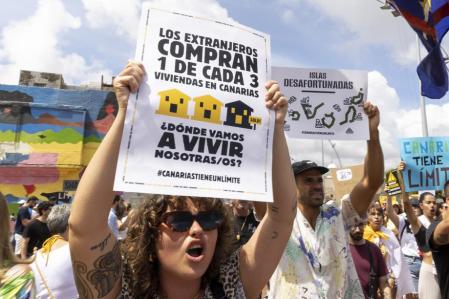 Los ciudadanos canarios se quejan de la llegada de tantos propietarios extranjeros