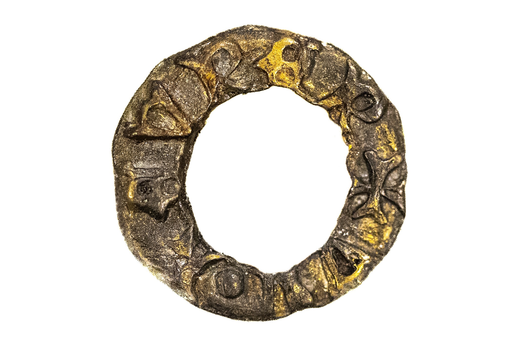 Uno de los anillos de cota de malla tenía un "marca del fabricante" que demostraba que había sido realizado en Nuremberg en 1416.