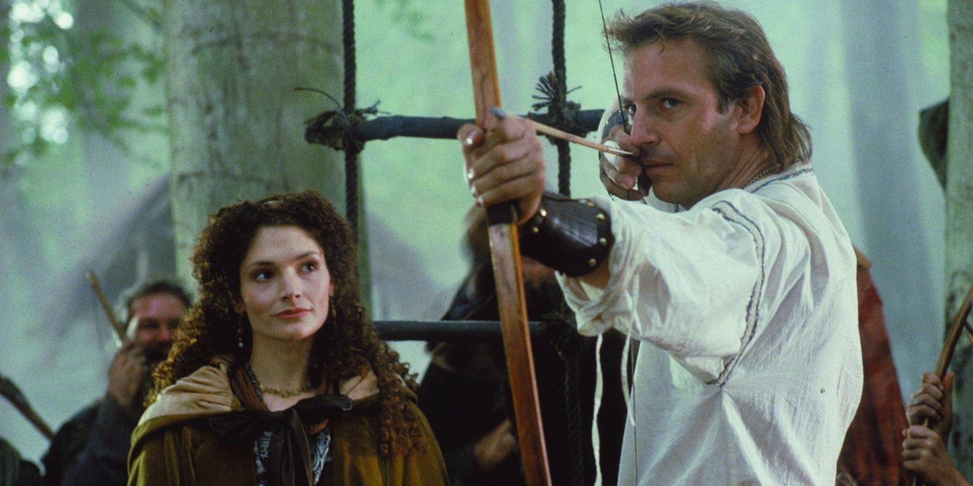 Lady Mirian (Mary Elizabeth Mastrantonio) watches Robin Hood (Kevin Costner) fire an arrow in Robin Hood: Prince of Thieves.