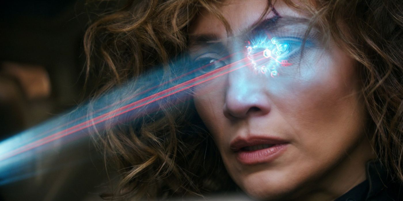 Jennifer López escanea su ojo con un láser azul en Atlas.