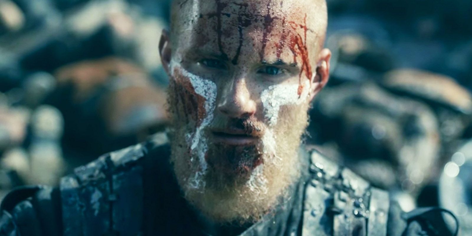 Bjorn con pintura y sangre en la cara en Vikingos