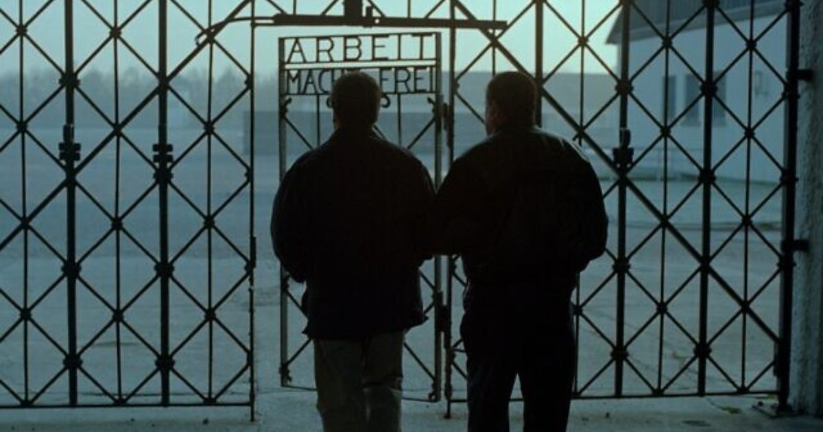 Dos hombres a las puertas de un campo de concentración en Los últimos días