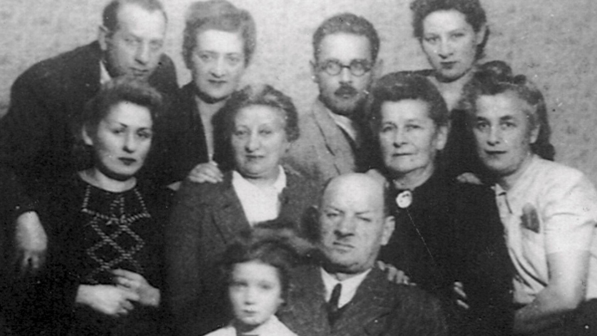 Una foto de la familia Kurc con miembros de la familia mirando hacia la cámara.