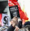 Miles de personas apoyan a Sánchez ante el Congreso en una marcha sin siglas políticas