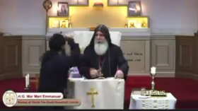 Hombre apuñala a sacerdote durante sermón (VIDEO)