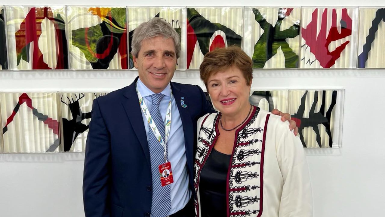 The head of Economy, Luis Caputo, with the managing director of the International Monetary Fund, Kristalina Georgieva, in an archive image.