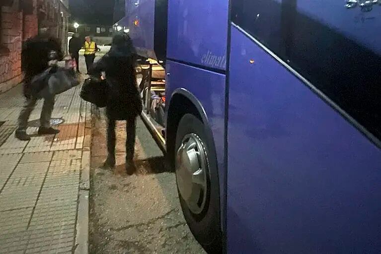 The stranded passengers continued the trip in buses (Photo: Crónica)