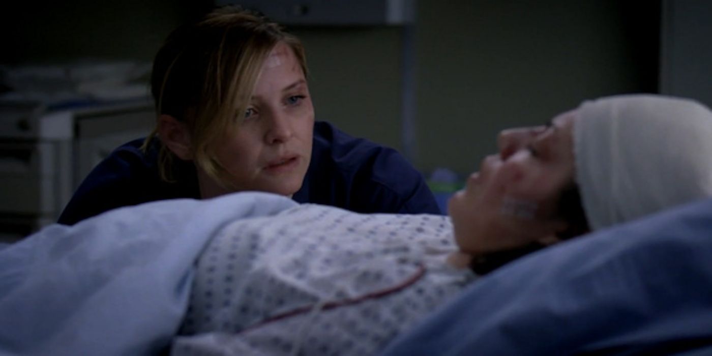 Arizona luce angustiada mientras se sienta junto a la cama de Callie inconsciente. 