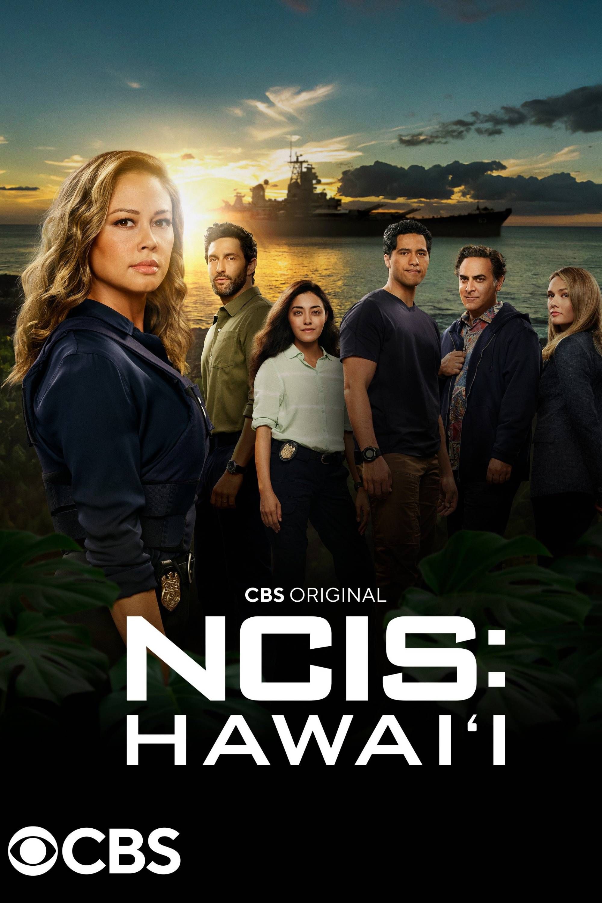 El elenco de NCIS: Hawai'i posa frente a la playa encima del título del programa