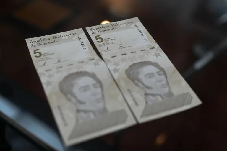 Nuevos billetes de bolívar se exhiben en una mesa en una sucursal de Banesco Banco Universal antes de la redenominación de la moneda en Caracas, Venezuela, el viernes 1 de octubre de 2021. dfd