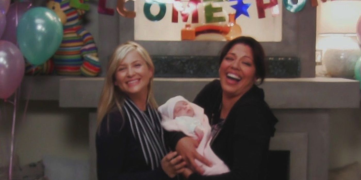 Callie y Arizona posan para una foto mientras sostienen a su hija recién nacida 