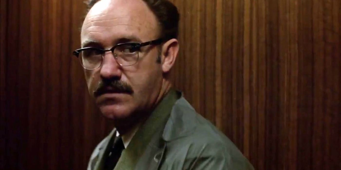 Gene Hackman como Harry Caul mirando a una persona fuera de la pantalla en The Conversation