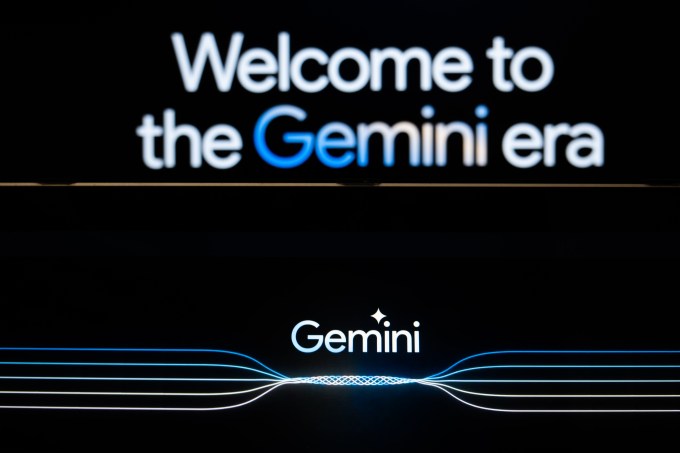 En esta ilustración fotográfica se muestran en dos pantallas el logotipo de Gemini y un mensaje de bienvenida en el sitio web de Gemini.