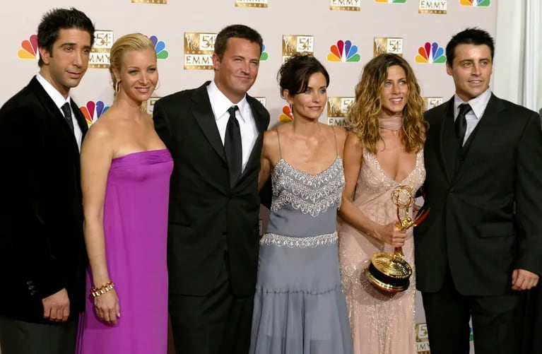 David Schwimmer, Lisa Kudrow, Matthew Perry, Courteney Cox Arquette, Jennifer Aniston and Matt LeBlanc, the six protagonists of "Friends", together in the 54th.  Emmy Awards ceremony, in 2022, a year before the actor's death.  (Photo: Mike Blake/Reuters)