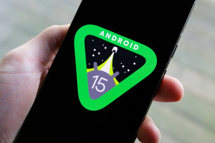 Logotipo de Android 15 en un Google Pixel 8.