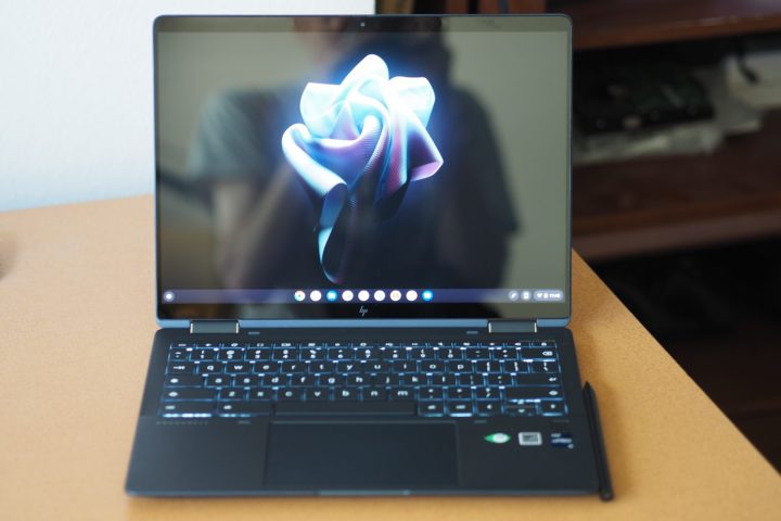Vista frontal del Chromebook HP Elite Dragonfly que muestra la pantalla y el teclado.