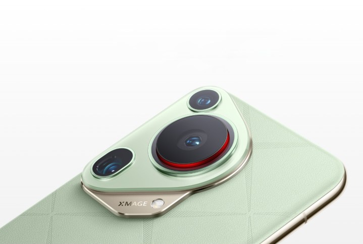Huawei Pura 70 Ultra Acabado en piel verde y metal dorado.